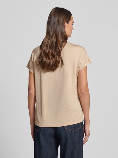 Frauenmodel trägt Relaxed Fit T-Shirt aus Viskose-Mix von Christian Berg Woman in Beige mit Glitzer-Optik, Rückenlänge 63 cm, Ganzkörperansicht Rückansicht.