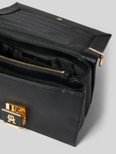 Produktfoto, Umhängetasche in Lederoptik von Tommy Hilfiger in Schwarz, Optik: Unifarben, Magnetverschluss, Aufteilung: geteiltes Hauptfach, Innenfach mit Reißverschluss, Logo-Applikation aus Metall, Tragehenkel, abnehmbarer Schulterriemen, genarbte Materialverarbeitung.