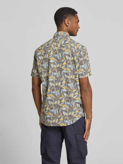 Männermodel trägt Regular Fit Freizeithemd mit Button-Down-Kragen von camel active aus Reine Baumwolle, Allover-Look, Brusttasche mit Label-Stitching, Rückenlänge 77 cm, Schulterbreite 38 cm, Ärmellänge 24 cm, Ganzkörperansicht Rückansicht.