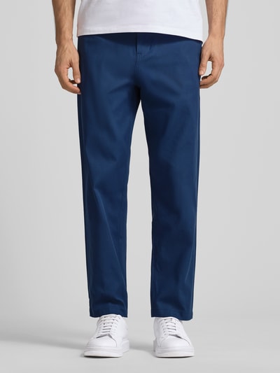 Männermodel trägt Tapered Chino mit Kordelzug Modell 'CHINO ST-P' von BOSS Orange in Optik: Unifarben, Baumwoll-Mix, Ganzkörperansicht von vorne.