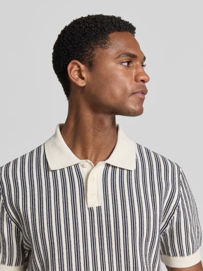 Męski model nosi Regular Fit Poloshirt in Strick-Optik von MCNEAL z bawełny w paski, kołnierzyk polo, krótki rękaw, imitacja dzianiny, zbliżenie na górną część ciała
