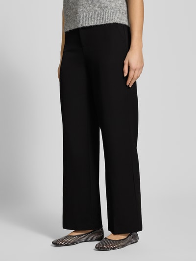 Kobiece modelka nosi Slim Fit Weite Hose mit Viskose-Anteil Modell 'HATTIE-LANA' od Only, jednolity czarny, widok całej sylwetki z przodu.