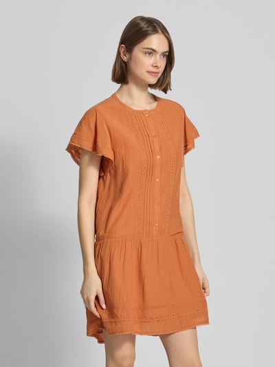 Frauenmodel trägt Mini-Freizeitkleid aus Baumwoll-Viskose-Mix Modell 'DESTIN' von Pepe Jeans, Optik: Unifarben, Regular-Fit, Mini-Länge, Rundhals-Ausschnitt, Lochstrick-Einsätze, Schmetterlingsärmel, kurzarm. Ganzkörperansicht von vorne.