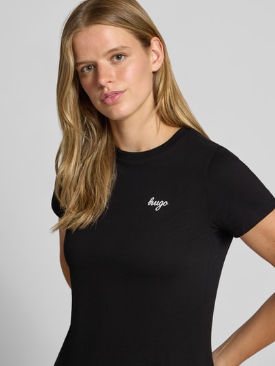 Vrouwenmodel draagt zwart Regular Fit T-Shirt aus reiner Baumwolle Modell 'Damatee_B' van HUGO, Dames t-shirt, close-up bovenlichaam.