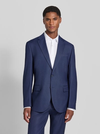 Männermodel trägt Regular Fit 2-Knopf-Sakko mit Viskose-Anteil von Christian Berg Men, Material-Mix, Reverskragen, Ganzkörperansicht von vorne.