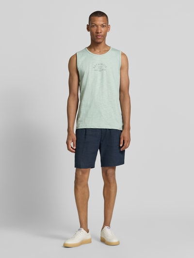 Männermodel trägt Tanktop mit Statement-Print und Rundhalsausschnitt von Lerros aus Reine Baumwolle im Regular-Fit, Rückenlänge 67 cm, Ganzkörperansicht von vorne.