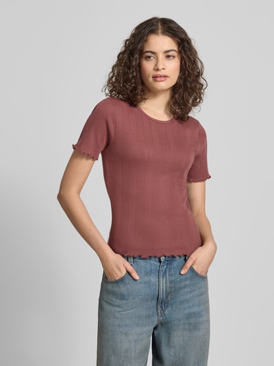 Frauenmodel trägt Slim Fit T-Shirt aus Baumwoll-Mix Modell 'TENNA' von Only, unifarben, Rundhals, Frill-Abschlüsse, Ganzkörperansicht von vorne.