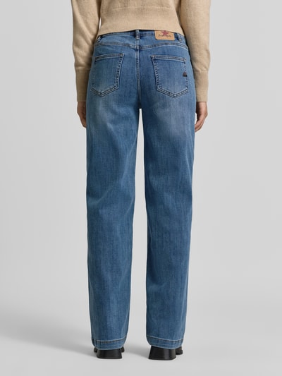 Vrouwenmodel draagt blue straight fit jeans uit mix van katoen, lichte wassing, rechte pijpen, Straight Fit Jeans aus Baumwoll-Mix van Buena Vista, dames straight fit jeans, volledige lichaamsweergave achteraan.