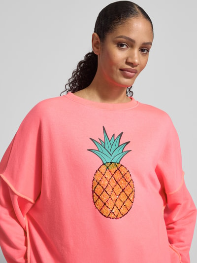 Frauenmodel trägt Oversized Sweatshirt mit Pailletten von miss goodlife, Baumwoll-Mix, Rundhalsausschnitt, Nahaufnahme Oberkörper.