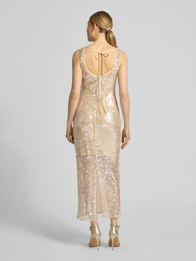 Vrouwenmodel draagt Maxikleid met Pailletten en rückseitiger Schnürung van Little Mistress in goud, nauw aansluitend model, ronde hals, pailletten, vetersluiting aan de achterkant, loopsplit, ruglengte maat 36: 133 cm, borstwijdte maat 36: 44 cm. Ganzkörperansicht rückansicht.