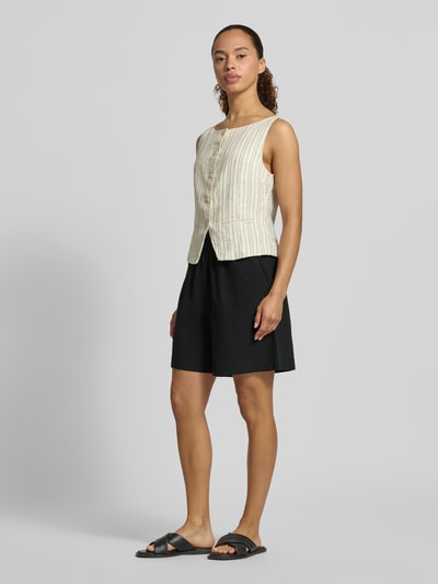 Frauenmodel trägt Regular Fit Bermudas mit elastischem Bund Modell 'CISSIE' von Soyaconcept aus Reine Baumwolle, Ganzkörperansicht von vorne.