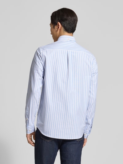 Männermodel trägt Regular Fit Freizeithemd mit Button-Down-Kragen Modell 'Konrad' von Les Deux, blaue Streifen, Baumwoll-Mix mit Stretch-Anteil, Rückenlänge 77 cm, Schulterbreite 45 cm, Ärmellänge 66 cm, Ganzkörperansicht Rückansicht