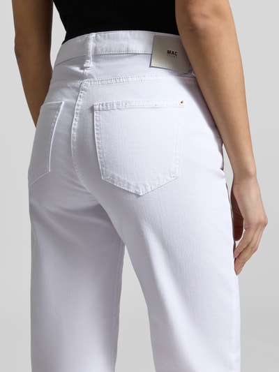 Vrouwenmodel draagt Culotte met steekzakken van MAC, puur katoen, verkorte pasvorm, denimlook, detailopname achterzijde.