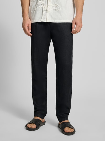 Männermodel trägt Tapered Leinenhose mit Gürtelschlaufen Modell 'OSBY JOGGER' von Marc O'Polo, Unifarben, Material: Leinen, Nahaufnahme Unterkörper, Ganzkörperansicht von vorne.