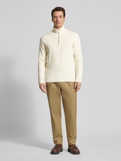 Männermodel trägt Strickpullover mit Stehkragen und Reißverschluss von Lindbergh in Creme, Ripp-Optik, Regular Fit, Ganzkörperansicht von vorne.