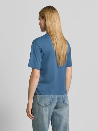 Frauenmodel trägt T-Shirt mit 1/2-Arm von Jake*s Casual in Blau, reine Baumwolle, lockerer Schnitt, Rückansicht, Ganzkörperansicht.