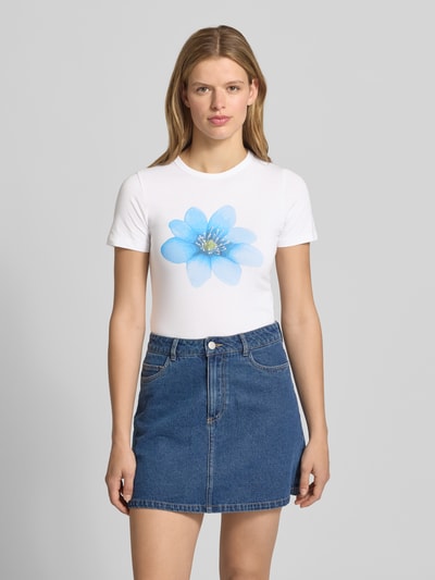 Frauenmodel trägt Damen T-Shirt mit blauem Motiv-Print Modell 'GIGI' von JJXX aus Baumwoll-Mix mit Stretch-Anteil, Gerader-Schnitt, Rundhalsausschnitt, Rücklänge bei Größe S 49 cm, Ganzkörperansicht von vorne.