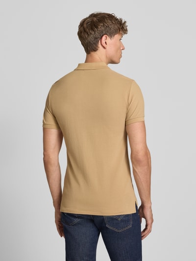 Mężczyzna nosi Slim Fit Poloshirt aus reiner Baumwolle von Polo Ralph Lauren, kolor beżowy, gładka faktura, Ganzkörperansicht Rückansicht.