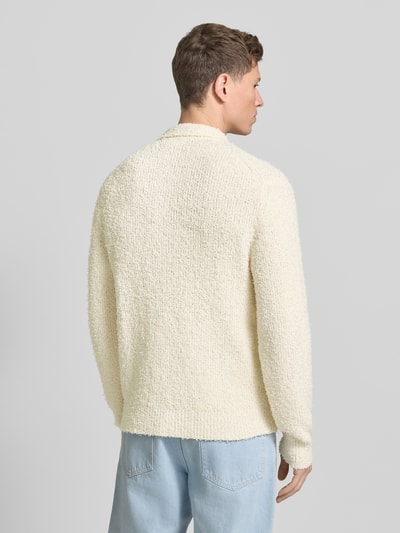 Männermodel trägt Strickjacke mit Knopfleiste von JAKE*S STUDIO MEN in Creme, Herren Regular-Fit, Rückenlänge 73 cm, Rückenansicht.