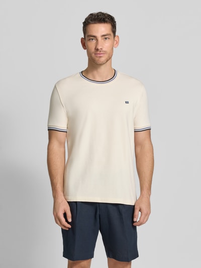 Męski model nosi T-Shirt mit Kontraststreifen und Rundhalsausschnitt von Christian Berg Men, bawełna z elastanem, krój regular fit, kremowy z kontrastowymi paskami, długość tyłu w rozmiarze M: 71 cm, kolor gładki, widok całej sylwetki z przodu.