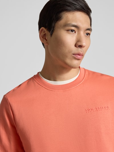 Männermodel trägt Regular Fit Sweatshirt aus Baumwoll-Mix von Tom Tailor, Optik: Unifarben, Label-Print, Crew Neck, Sweat, Nahaufnahme Oberkörper.