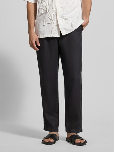 Männermodel trägt schwarze Leinenhose mit Eingrifftaschen Modell 'KARL LAWRENCE' von Jack & Jones Premium, Straight Fit, Nahaufnahme Unterkörper.
