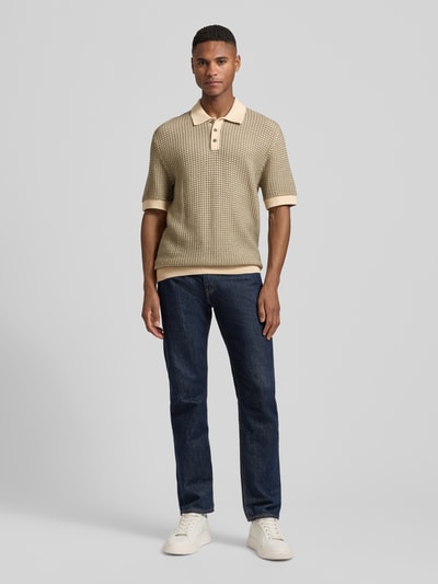 Männermodel trägt Regular Fit Poloshirt in Strick-Optik Modell 'Kingsley' von Jack & Jones Premium, Reine Baumwolle, Ganzkörperansicht von vorne.