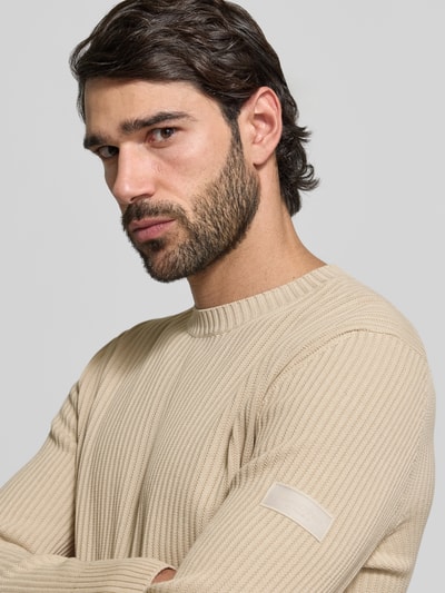 Männermodel trägt Regular Fit Strickpullover aus reiner Baumwolle von Marc O'Polo, Optik: Unifarben, Struktur, Label Patch, Nahaufnahme Oberkörper.