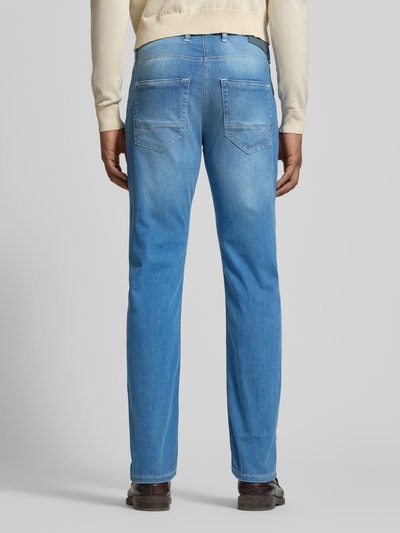 Männermodel trägt Regular Fit Jeans aus Baumwoll-Mix von MAC, hellblaue Farbe, 5-Pocket-Design, Kontrastnähte, Ganzkörperansicht Rückansicht.