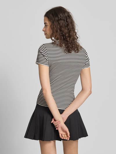 Frauenmodel trägt Slim Fit T-Shirt aus Baumwoll-Mix von Tommy Hilfiger, schwarz-weiß gestreift, kurzarm, feiner Rippstoff, Rückansicht.