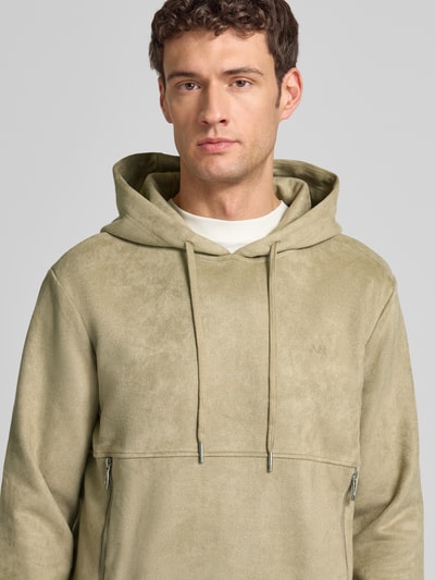Männermodel trägt Regular Fit Hoodie mit Reißverschlusstaschen von Antony Morato in hellem Beige, Material-Mix mit Stretch, Nahaufnahme Oberkörper.