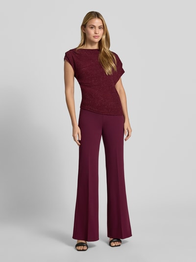 Vrouwenmodel draagt blouse met One-shoulder band van Rinascimento, materiaalmix met stretch, getailleerde pasvorm, plooien, ruglengte maat S 54 cm, volledig beeld van voren