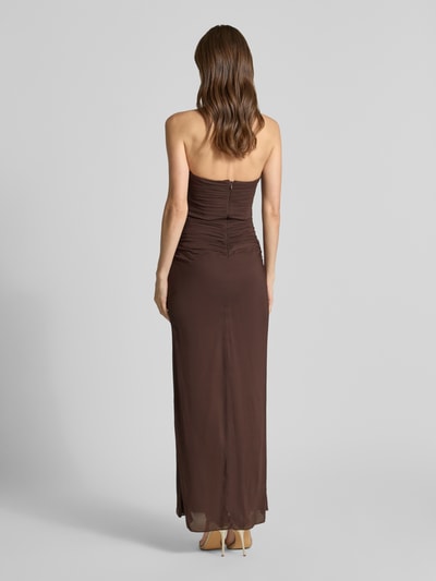 Frauenmodel trägt Cocktailkleid im Off-Shoulder-Look Modell 'Arli' von Forever New in Braun, figurbetonter Schnitt, Maxikleid, Material-Mix mit Stretch-Anteil, Drapierungen und Knotendetail, Rückenlänge bei Größe 36: 128 cm, Brustweite bei Größe 36: 38 cm, Ganzkörperansicht Rückansicht.