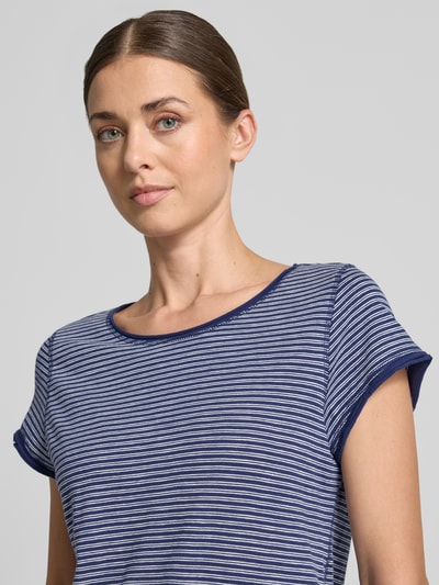 Kobiece modelka nosi Regular Fit T-Shirt aus reiner Baumwolle von s.Oliver RED LABEL w niebieskie i białe paski, gładka tekstura, zbliżenie na górną część ciała.