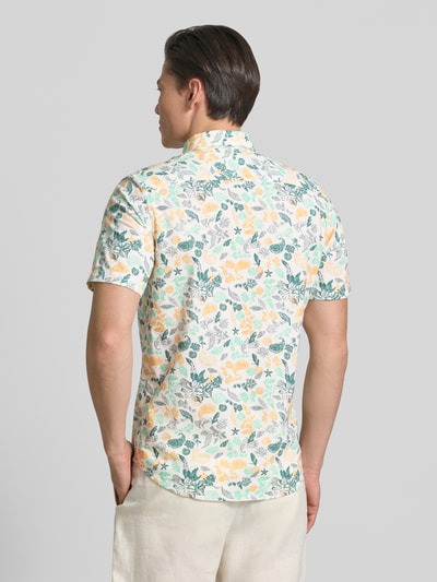 Männermodel trägt Modern Fit Freizeithemd mit Button-Down-Kragen von Lerros, florales Muster, Baumwoll-Mix, Ganzkörperansicht Rückansicht. Kontext: Herren Freizeithemd von Lerros, Baumwoll-Mix, Modern Fit, Button-Down-Kragen, Knopfleiste, Brusttasche, abgerundeter Saum, Rückenlänge bei Größe M: 72 cm, Schulterbreite bei Größe M: 43 cm, Ärmellänge bei Größe M: 26 cm.