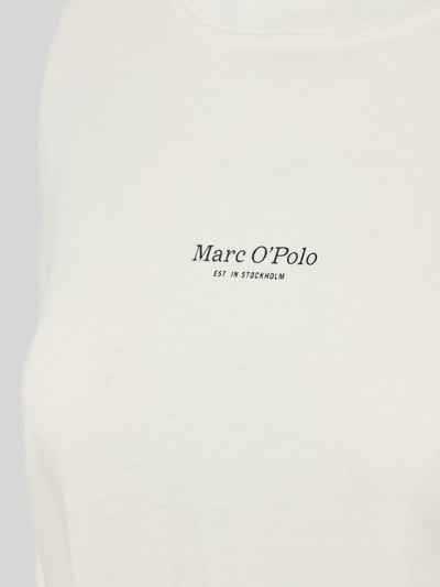 Frauenmodel trägt Regular Fit Pyjama-Oberteil aus reiner Baumwolle von Marc O'Polo, cremefarben, glatte Textur, Nahaufnahme Oberkörper, Damen Pyjama von Marc O'Polo.