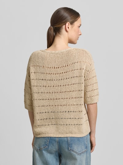 Frauenmodel trägt Strickpullover mit 1/2-Arm von Luisa Cerano im Relaxed Fit aus beigefarbenem Baumwoll-Mix, Ganzkörperansicht Rückansicht.
