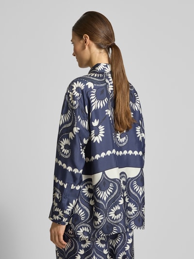 Modelka kobieca nosi Oversized Langarmbluse aus reinen Seide Modell 'LASTRA' od Weekend Max Mara, kwiatowy wzór, granatowy i ecru, widok całej sylwetki z tyłu.