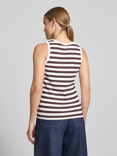 Frauenmodel trägt Slim Fit Top mit Rundhalsausschnitt Modell 'Effy' von FREE/QUENT, braun-weiß gestreift, elastischer Baumwoll-Mix, Ganzkörperansicht Rückansicht.