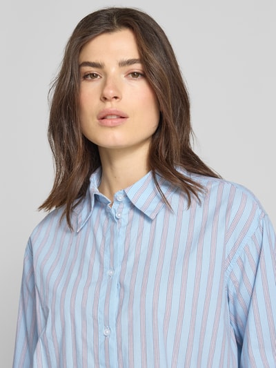 Kobiece model prezentuje Oversized Hemdbluse aus reiner Baumwolle od Tom Tailor Denim, w paski, popelina, naszywka z logo, zbliżenie na górę ciała