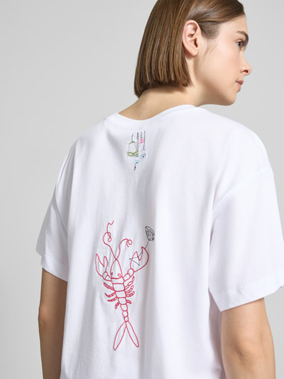 Frauenmodel trägt Regular Fit T-Shirt aus reiner Baumwolle Modell 'EMMINA' von Only, Optik: Unifarben, Applikation: Lobster-Stickereien, Rundhals, Kurzarm, Ganzkörperansicht Rückansicht.