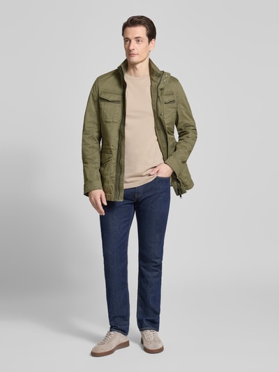 Männermodel trägt Jacke mit Stehkragen und Pattentaschen von Christian Berg Men aus Baumwoll-Elasthan-Mix, Regular-Fit, Ganzkörperansicht von vorne.