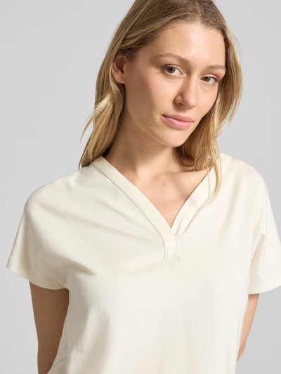 Frauenmodel trägt Regular-Fit T-Shirt aus Baumwoll-Mix mit Viskose-Anteil von Brax in Creme, glatte Oberfläche, Damen T-Shirt, Nahaufnahme Oberkörper.