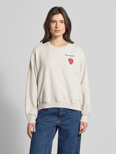 Vrouwenmodel draagt Sweatshirt mit Motiv-Print Modell 'Sydney' van LOLLYS LAUNDRY, katoenmix, relaxed fit, ronde hals, motiefprint, lichtbeige, blauwe jeans, vooraanzicht bovenlichaam.