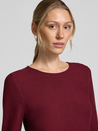 Frauenmodel trägt Regular Fit Pullover aus reiner Baumwolle von Tom Tailor in Dunkelrot, feine Rippenstruktur, Nahaufnahme Oberkörper, Damen Pullover von Tom Tailor.