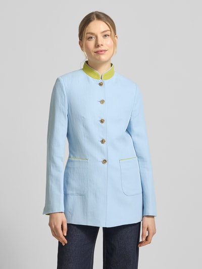 Vrouwenmodel draagt Slim Fit Blazer aus Leinen-Baumwoll-Mix van WHITE LABEL in lichtblauw met gele details, opgestikte zakken, staande kraag, knoopsluiting, structuurmix, cotton-linnen, lengte 71 cm, borstwijdte 44 cm, mouwlengte 64 cm, Ganzkörperansicht van voren.