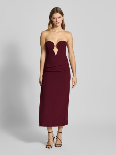 Vrouwenmodel draagt Midikleid im Off-Shoulder-Look Modell 'ELENI' van Bardot, materiaalmix met stretch, recht model, loopsplit, cut-out, knoop- en ritssluiting achter, bordeauxrood, gladde textuur, Ganzkörperansicht van voren.