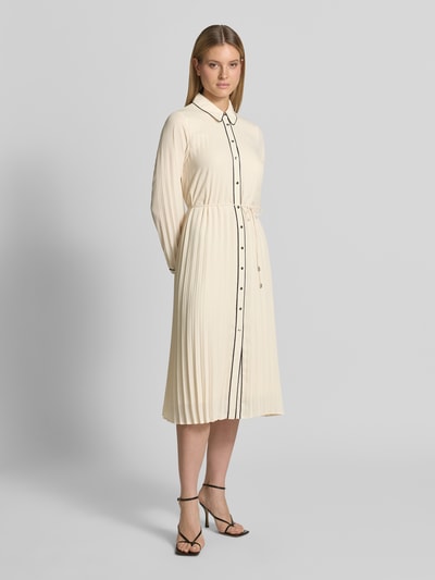 Frauenmodel trägt Regular Fit Midikleid in Falten-Optik von Comma in Creme mit Umlegekragen, Taillenband, durchgehender Knopfleiste, Langärmelig, taillierte Passform, Falten, glatte und plissierte Texturen, Rückenlänge 120 cm, Brustweite 50 cm, Ärmellänge 64 cm, Ganzkörperansicht von vorne.