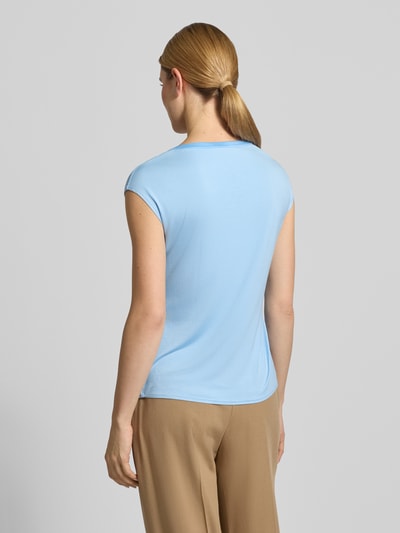 Frauenmodel trägt T-Shirt aus Viskose-Elasthan-Mix mit V-Ausschnitt von Comma, Regular-Fit, Kappärmel, hellblau, Rückenlänge 60 cm, Ganzkörperansicht Rückansicht.