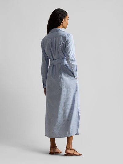 Frauenmodel trägt Tailliertes Hemdblusenkleid aus reiner Baumwolle von Polo Ralph Lauren in Hellblau mit Bindegürtel und Logo-Stitching, Ganzkörperansicht Rückansicht